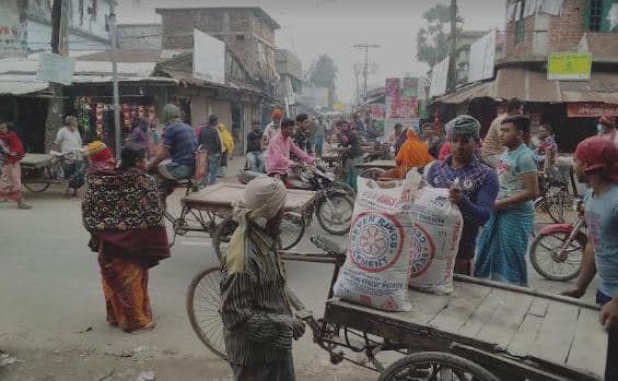 আশাশুনির বুধহাটা বাজারে সড়ক দখলের প্রতিযোগিতা অপ্রতিরোধ্য