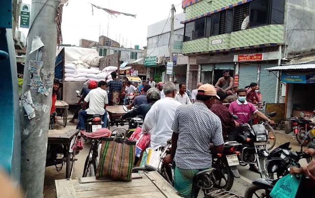 বুধহাটা বাজারে সড়ক দখলের প্রতিযোগিতা! দেখার কেউ নেই