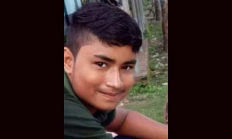 সেলফি তুলতে গিয়ে গিয়ে প্রাণ গেল স্কুল ছাত্রের!