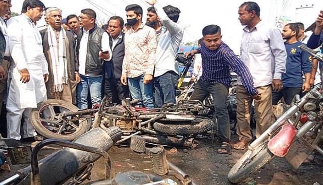 সিরাজগঞ্জে আ.লীগ-বিএনপি সংঘর্ষ, ১১ মোটরসাইকেলে আগুন