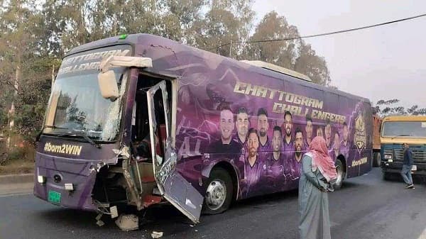 দুর্ঘটনার কবলে চট্টগ্রাম চ্যালেঞ্জার্সের টিম বাস