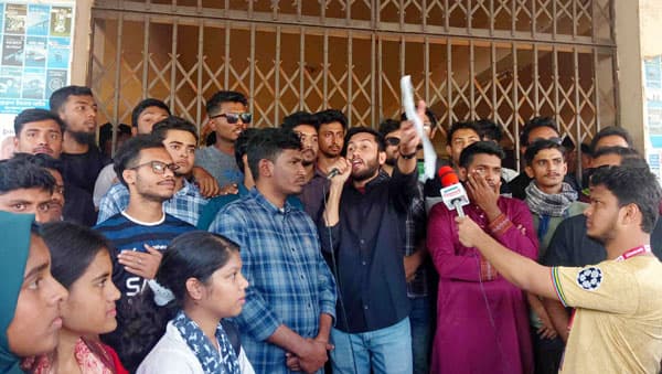 ১১ দফা দাবি শিক্ষার্থীদের, নোবিপ্রবির প্রধান ফটকে তালা