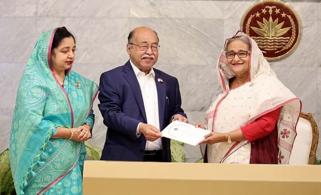 প্রধানমন্ত্রীর কাছে ৩ পণ্যের জিআই সনদ হস্তান্তর