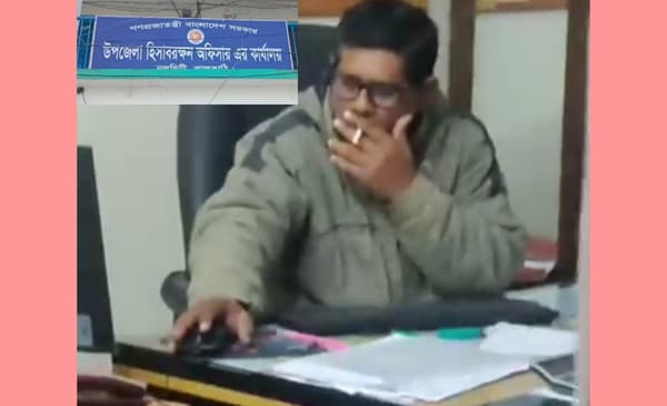 সরকারি অফিসে বসেই প্রকাশ্যে ধূমপান! এক হাতে সিগারেট অন্য হাতে ফাইল