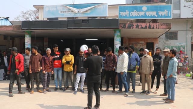 নওগাঁ জেনারেল হাসপাতালের অনিয়মের প্রতিবাদে তালাবদ্ধ তত্ত্বাবধায়ক কার্যালয়