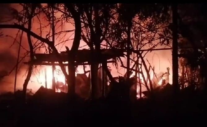 নওগাঁর মান্দায় দু’টি তুলার কারখানায় ভয়াবহ আগুন
