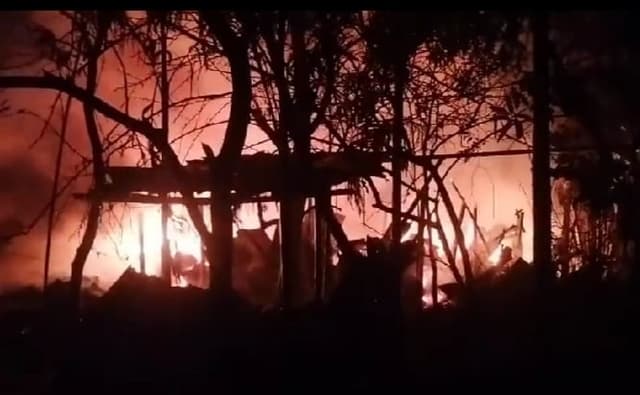নওগাঁর মান্দায় দু’টি তুলার কারখানায় ভয়াবহ আগুন