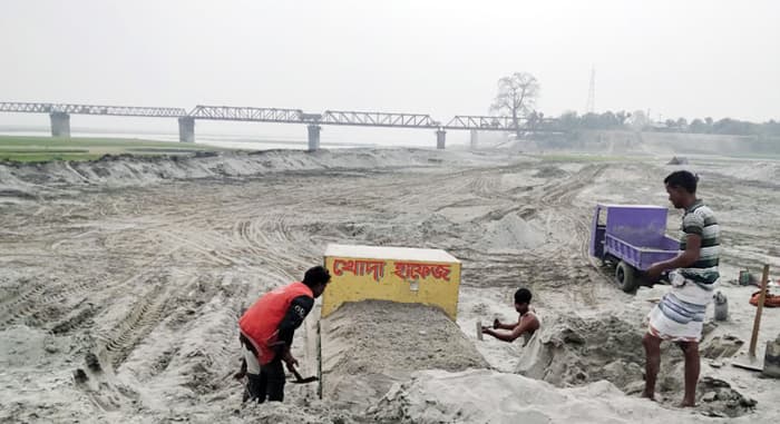 কুড়িগ্রামে হুমকিতে শতবর্ষী রেল সেতু