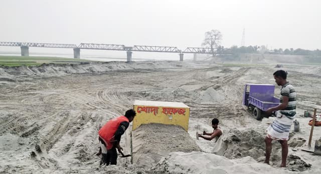 কুড়িগ্রামে হুমকিতে শতবর্ষী রেল সেতু