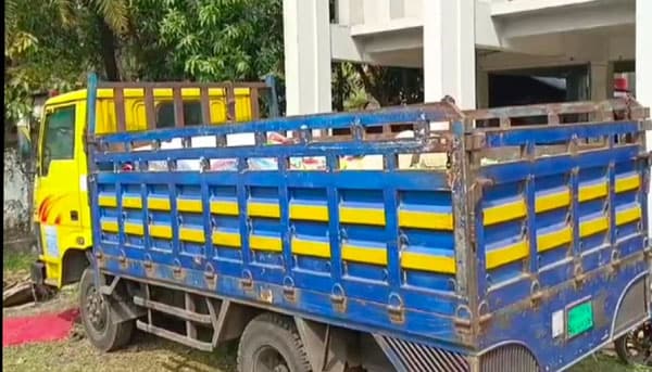 মাদরাসার শিক্ষার্থীদের বিনামূল্যের পাঠ্যবই পাচারকালে জব্দ