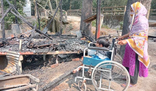 ডাসারে প্রতিবন্ধীর স্বপ্নের দোকান আগুনে পুড়ে ছাই !