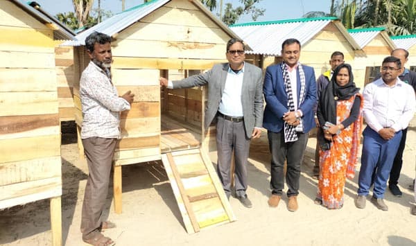 ভূরুঙ্গামারীতে প্রাণিসম্পদ অধিদপ্তরের উদ্যোগে ঘর বিতরণ