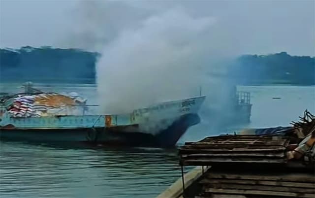 বরিশালে জ্বালানী তেলের ট্রলারে ভয়াবহ অগ্নিকান্ডে পাঁচজন দ্বগ্ধ
