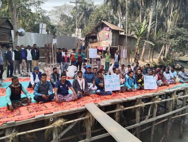 কাউখালীতে ব্রীজের নির্মাণ স্থগিত কাজ পুনরায় শুরু করার দাবিতে কর্মসূচী