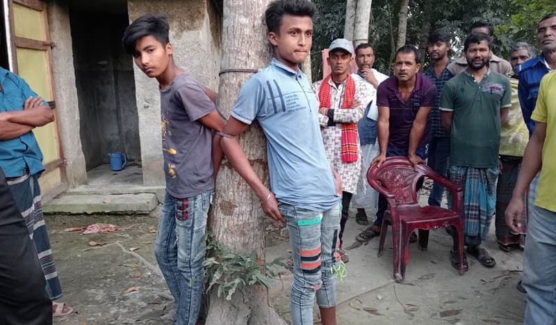 গাছের সাথে চোর বেধে রাখলেন জনতা! পুলিশ গিয়ে উদ্ধার