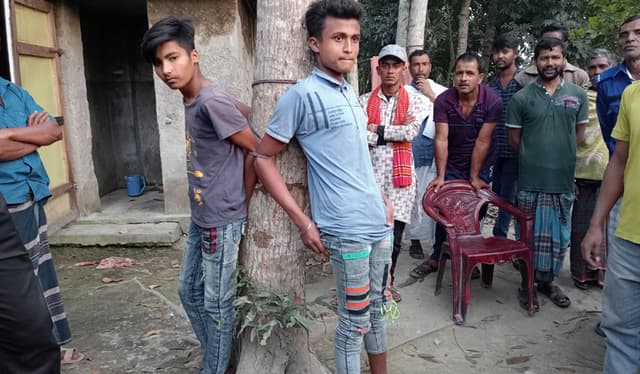 গাছের সাথে চোর বেধে রাখলেন জনতা! পুলিশ গিয়ে উদ্ধার