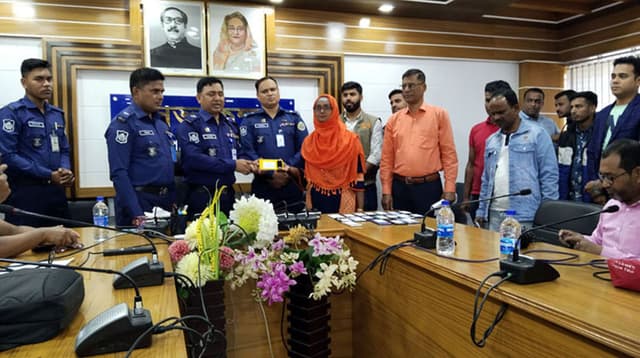 হারিয়ে যাওয়া ২১ মোবাইল ফোন উদ্ধার করল বরিশাল জেলা পুলিশ
