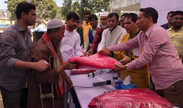 গোয়ালন্দে দুঃস্থ প্রতিবন্ধীদের মাঝে এমপি'র কম্বল বিতরণ
