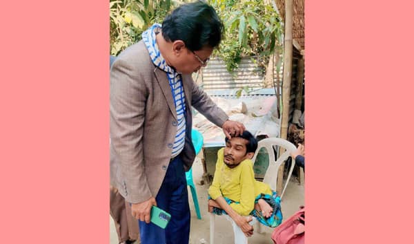 দোকান পুড়ে যাওয়া সেই প্রতিবন্ধীর পাশে দাড়ালেন মীর মামুন