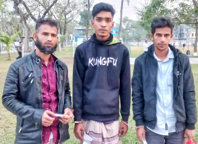 ঝালকাঠিতে গাঁজা সেবন-ইয়াবাসহ ৪জন আটক