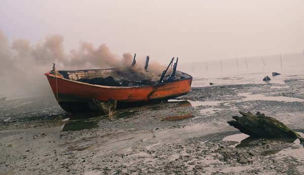 সমুদ্রে গ্যাস সিলিন্ডার বিস্ফোরনে দুই জেলে দগ্ধ, ভূস্মিভূত ট্রলার