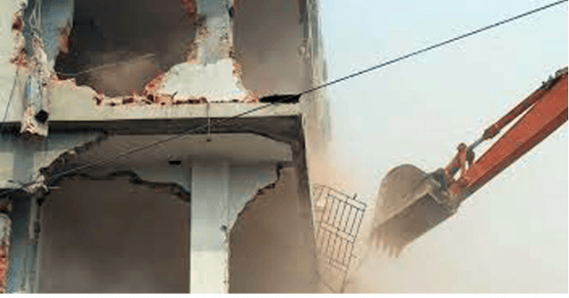 ১০০ ফুট প্রশস্ত খালের ৯২ ফুটই নিজেদের করে নিয়েছেন