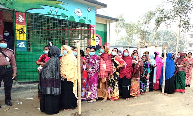 চলছে ৫৫ পৌরসভায় ভোট
