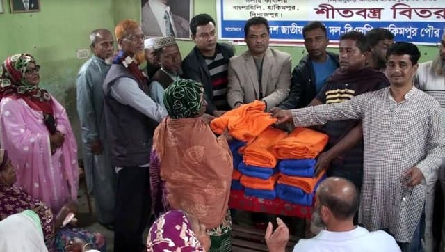 হিলিতে শীতার্ত অসহায় মানুষের মাঝে বিএনপি’র শীতবস্ত্র বিতরণ