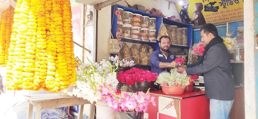 ভালোবাসা দিবসে ফুলের দোকানে ফুল নিয়ে কাড়াকাড়ি