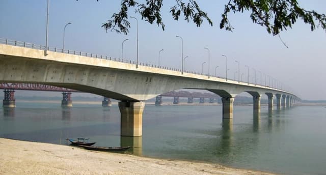 ভয়ে সেতু থেকে ঝাঁপ দিলেন প্রেমিক-প্রেমিকা