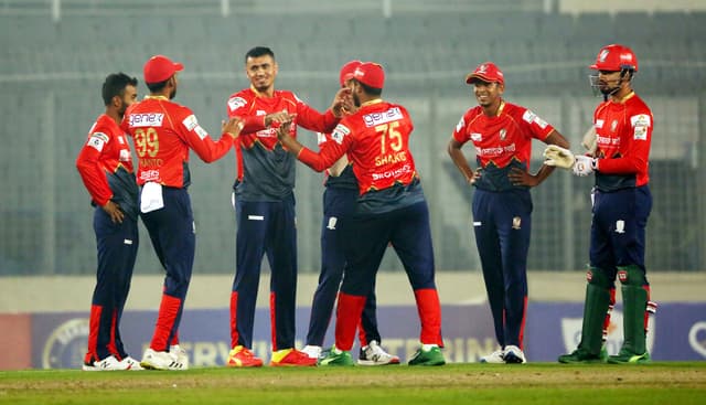 বিপিএল: কুমিল্লাকে হারিয়ে ফাইনালে বরিশাল