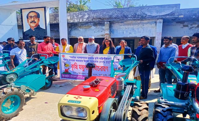 কাউখালীতে কৃষি যন্ত্রপাতি বিতরণ