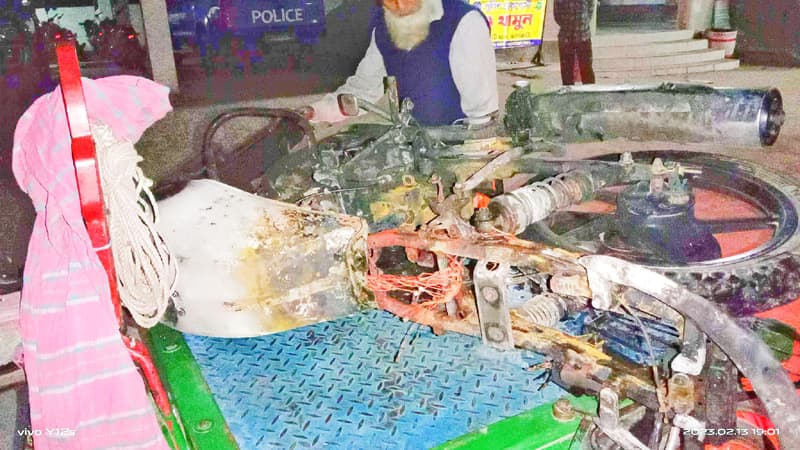 নেশার টাকা না পেয়ে বড় ভাইয়ের মোটরসাইকেল পুড়িয়ে দিল ছোট ভাই