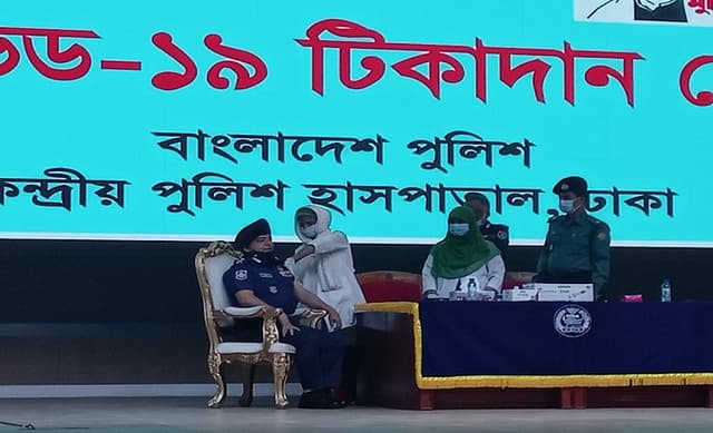 টিকা নিলেন আইজিপি