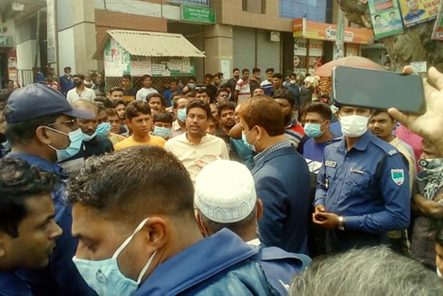 ঝিনাইদহে বাসের ফিটনেস চেক করা নিয়ে উত্তেজনা সড়ক অবরোধ