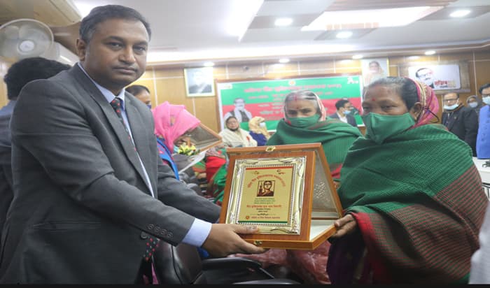 নওগাঁয় সম্মাননা পেলেন ১০ নারী বীর মুক্তিযোদ্ধা