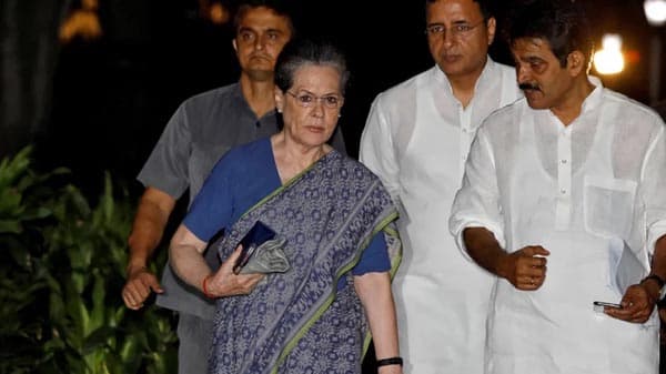 নির্বাচনে অংশ না নিলেও অবসরে যাচ্ছেন না সোনিয়া গান্ধী