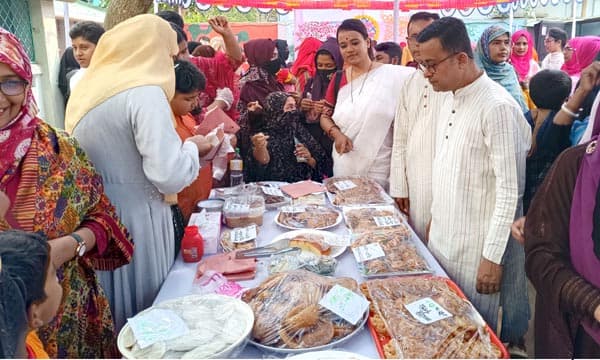 নতুন প্রজন্মকে শেকড়ের সঙ্গে পরিচয় করিয়ে দিতে ঝিনাইদহে জমজমাট পিঠা উৎসব