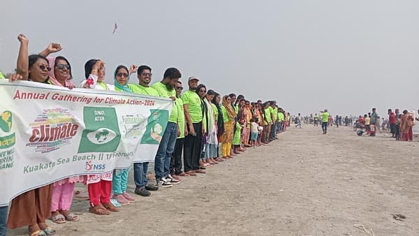 পরিবেশ দূষন রোধে কুয়াকাটা সৈকতে মানববন্ধন