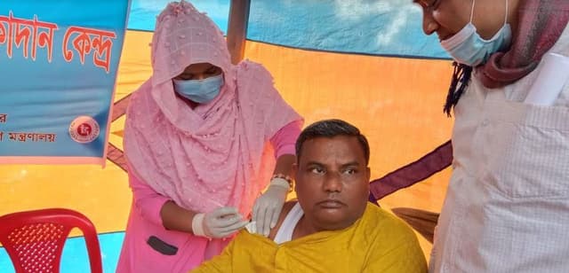 লালপুরে আ.লীগ নেতা সাইফুল সস্ত্রীসহ করোনার টিকা নিলেন ৩০৭ জন