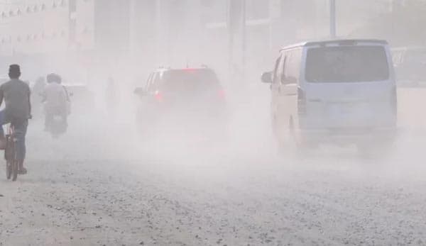 ছুটির দিনেও বিশ্বে বায়ু দূষণে শীর্ষে ঢাকা