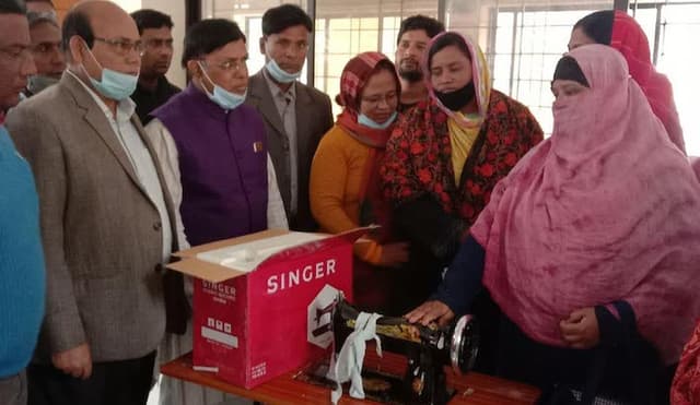 লালপুরে দুঃস্থ মহিলাদের মাঝে সেলাই মেশিন বিতরণ