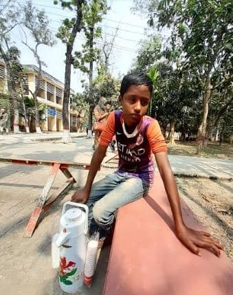 চা বিক্রিতে সংসারে অভাব তাড়ানোর স্বপ্ন দেখছে শিশু সাগর