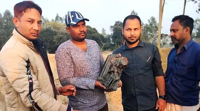 নবাবগঞ্জে পুকুর খননের সময় কোটি টাকার কষ্টিপাথরের মূর্তি উদ্ধার