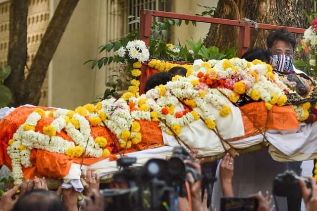 শেষ যাত্রায়ও বাপ্পি লাহিড়ীর চোখে সেই কালো চশমা!