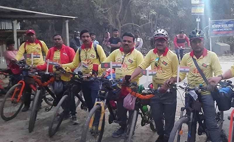 শহীদ দিবস স্মরণে বাইসাইকেলে বাংলাদেশে এসেছে ৮ ভারতীয়