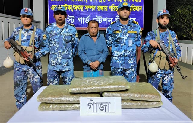 কোস্ট গার্ডের অভিযানে ১০ কেজি গাঁজাসহ আটক ১
