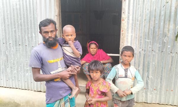 অভাবের তাড়নায় দুইদিনের শিশুকে দত্তক দিলেন বাবা-মা