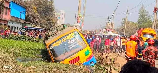 ব্রাহ্মণবাড়িয়া যাত্রীবাহী বাস নিয়ন্ত্রণ হারিয়ে ডোবাতে