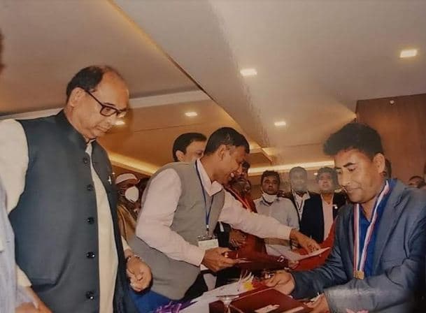 উল্লাপাড়ায় স্বর্ণ পদক পেলেন ইউপি চেয়ারম্যান ফিরোজ উদ্দিন